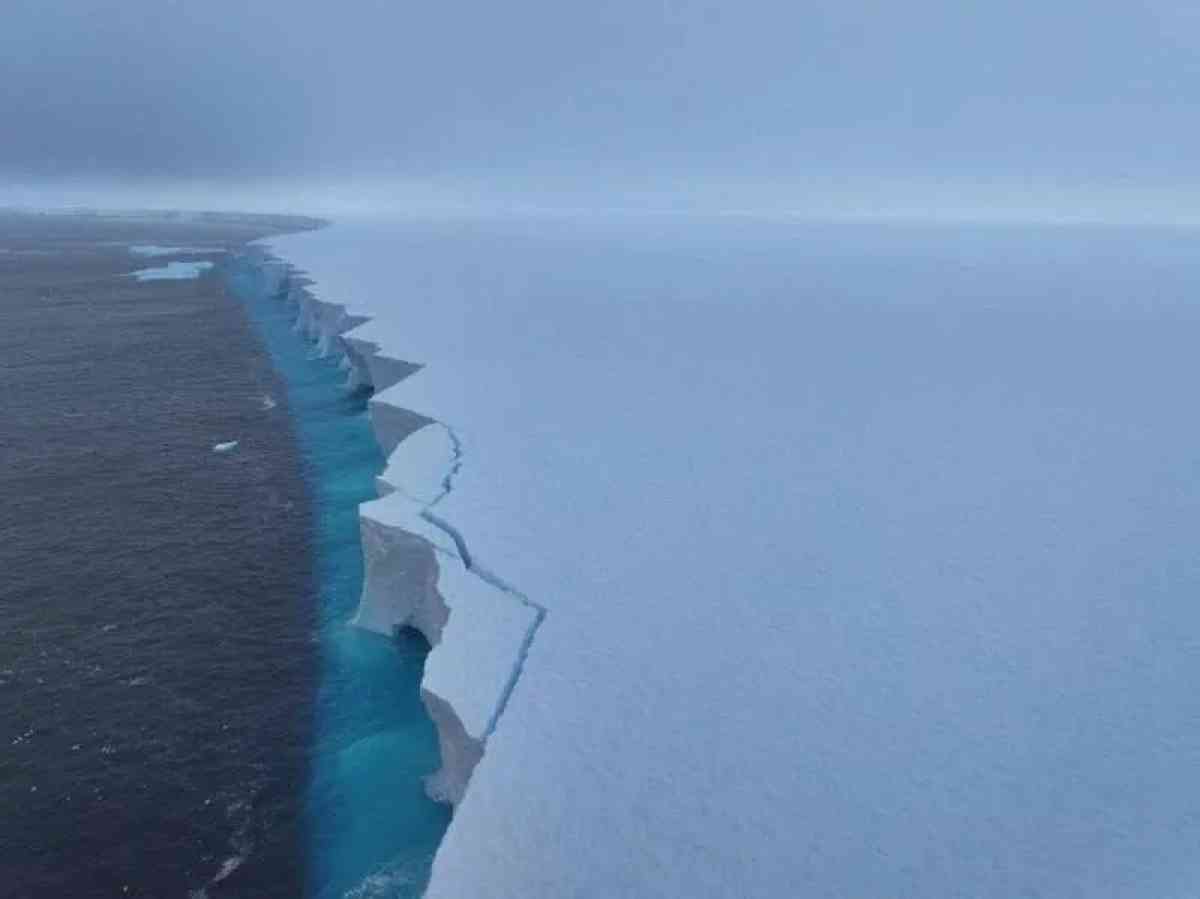 Әлемдегі ең ірі айсберг толық еріп кетуге жақын қалды