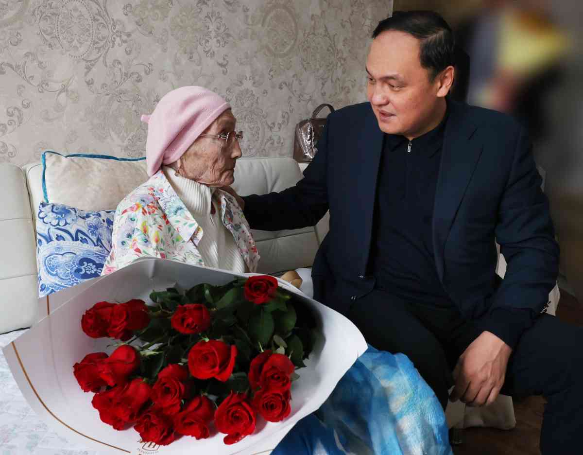 «Кездесіп тұруды өзіме парыз санадым»: Ербол Қарашөкеев Күләш Ахметова жайлы естелік жазды