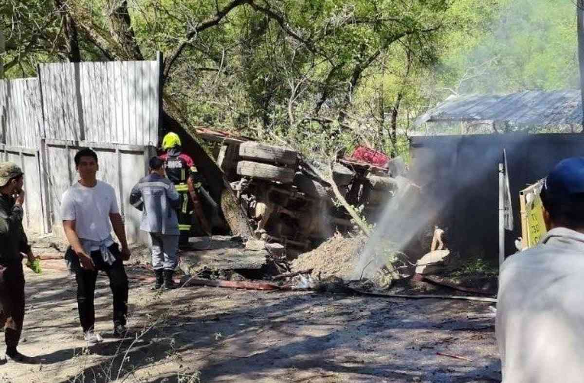 Алматыда жүк көлігі апатқа ұшырап, жүргізуші қаза тапты