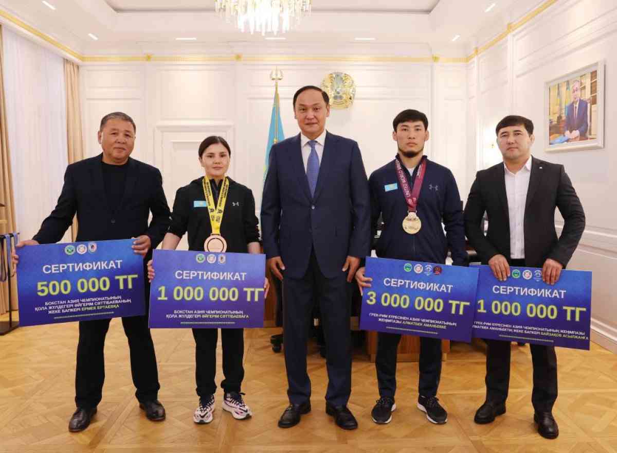 Ербол Қарашөкеев Азия чемпионатының жүлдегерлеріне құрмет көрсетті